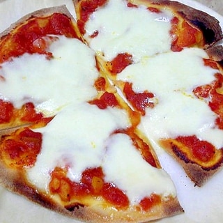 トマトソースたっぷりモッツァレラチーズのピザ